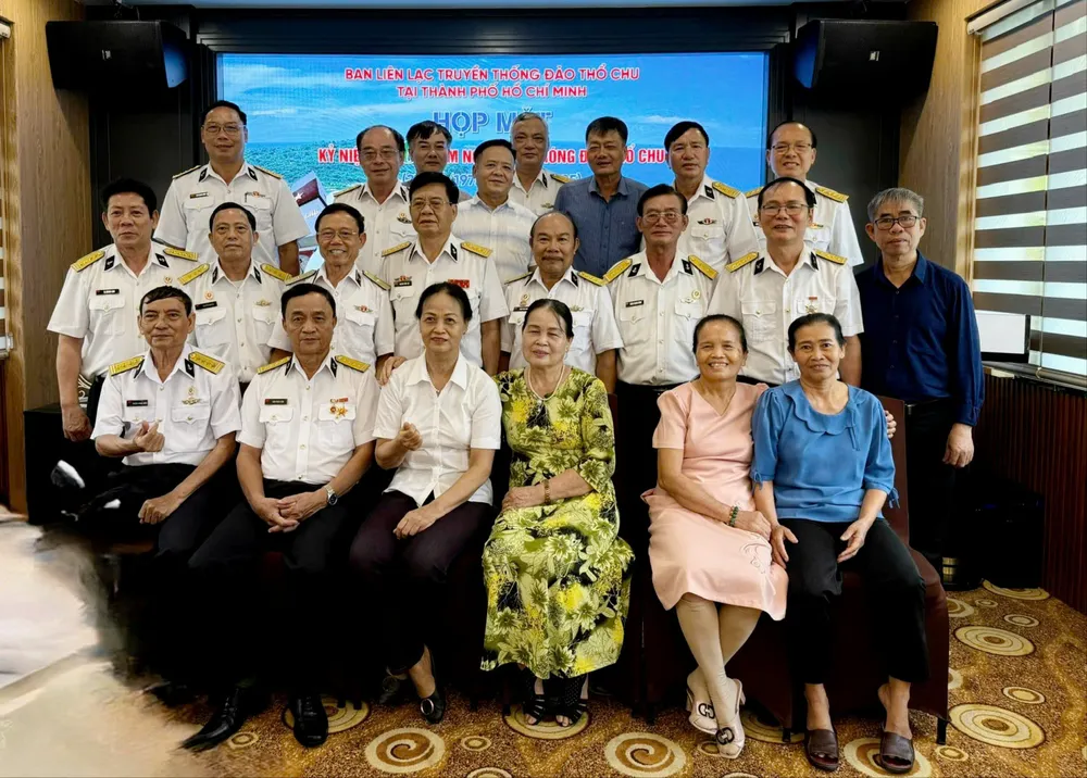 Hội viên Ban Liên lạc truyền thống Đảo Thổ Chu tại TPHCM tham dự buổi họp mặt chụp ảnh lưu niệm Hop mat Tho Chu 1.jpg