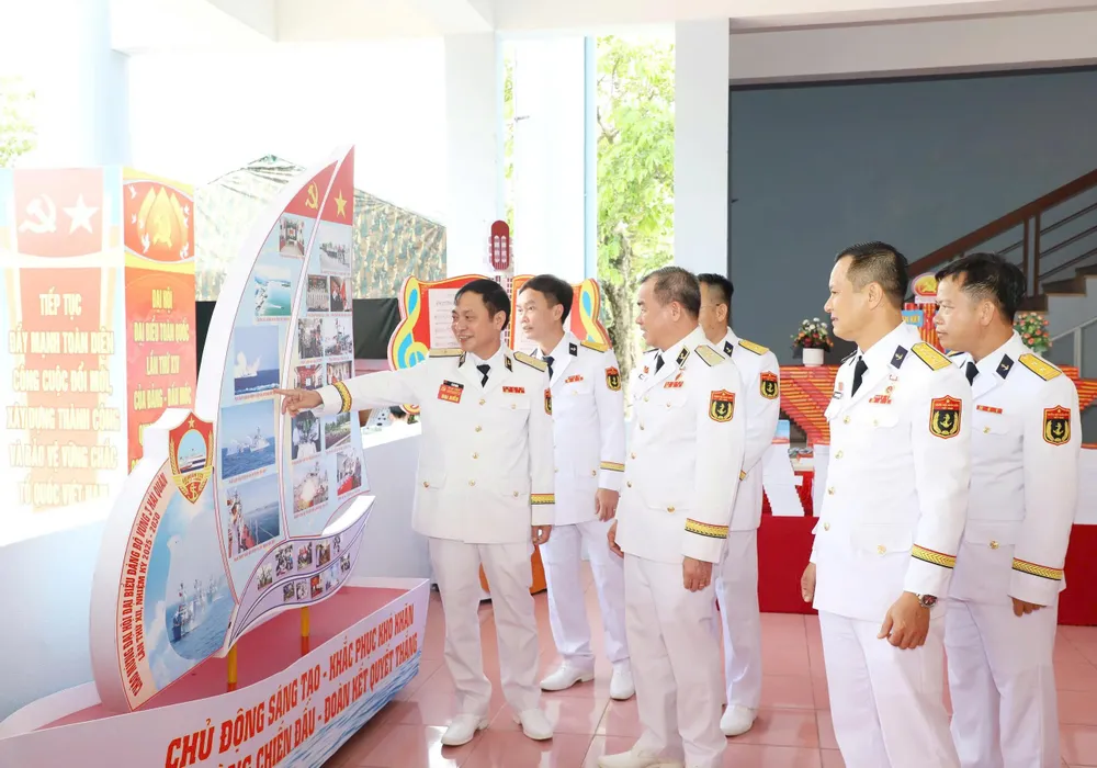 Các đại biểu tham quan mô hình, học cụ, sáng kiến, sáng chế trưng bày tại đại hội z6671398023475_ec2c7e9896695ed0bdce8cfd27565ef9.jpg