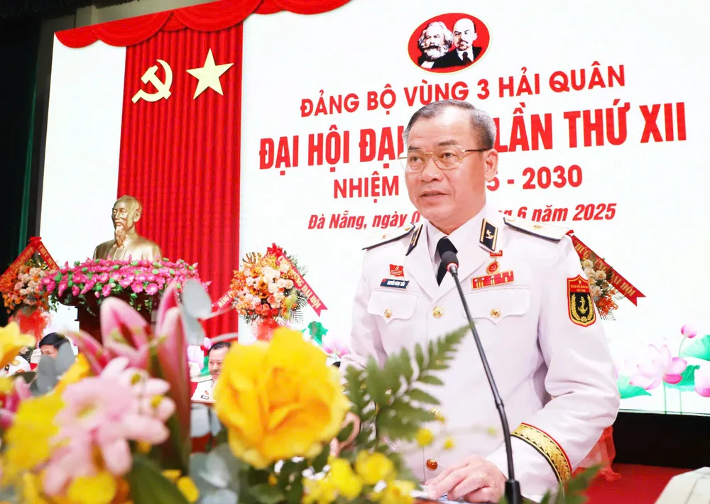 Chuẩn Đô đốc Nguyễn Đăng Tiến, Bí thư Đảng ủy, Chính ủy Vùng 3 Hải quân báo cáo chính trị tại đại hội z6671611910423_daef7d1e67a44e7f4b5cfa09dd0f3745.jpg