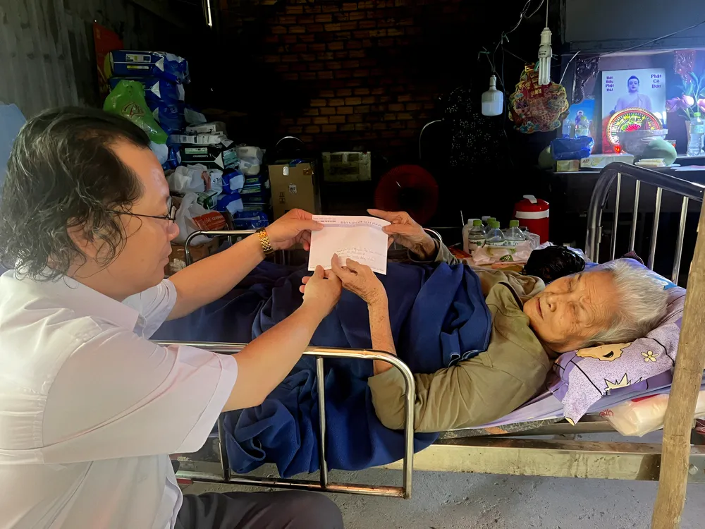 Cụ bà Vũ Thị Tân nhận 12 triệu đồng bạn đọc Báo Sài Gòn Giải Phóng hỗ trợ IMG_20250616_173113.jpg