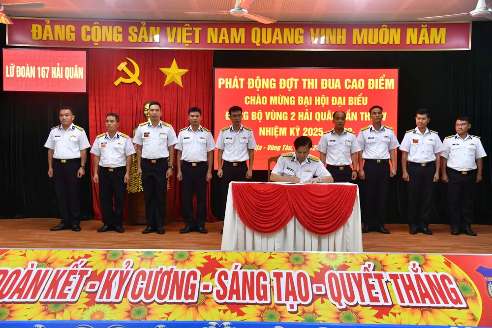 Đa dạng hóa các hoạt động tuyên truyền, thi đua trong Lữ đoàn z6789328678674_7a02338d7ee192a1063a2612ec58d6ff.jpg