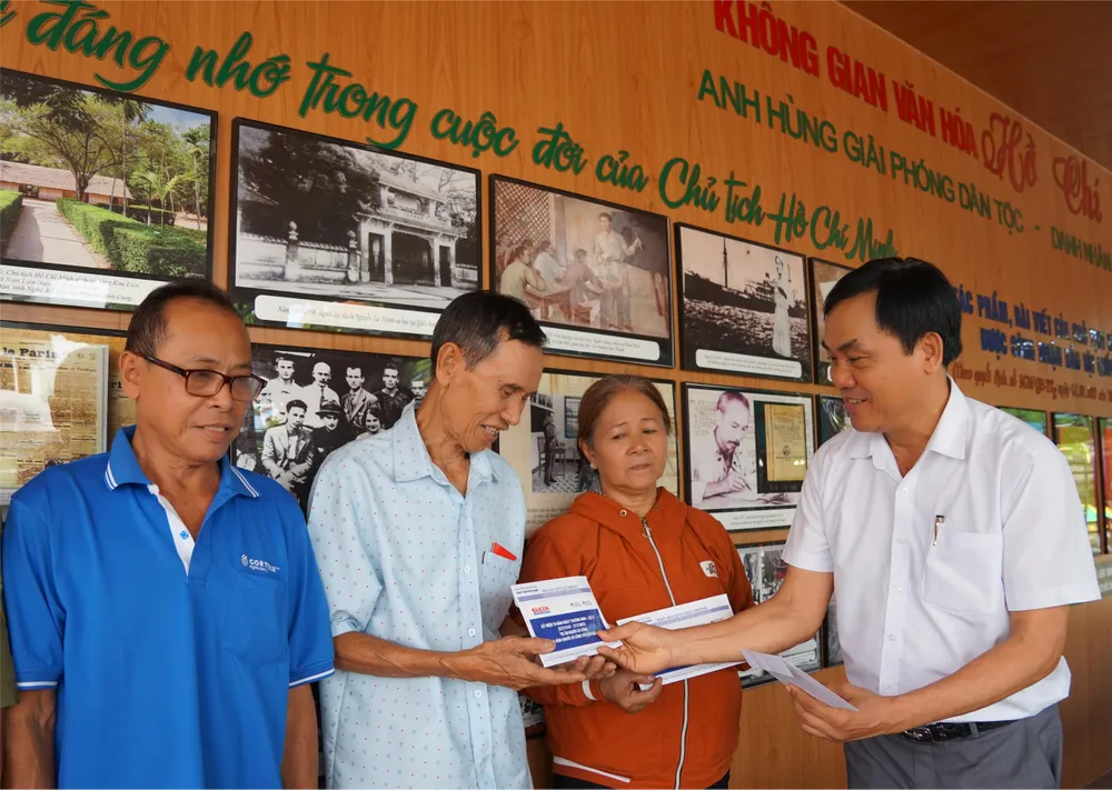 Ông Nguyễn Văn Tốt - Phó Chủ nhiệm UBKT Đảng ủy Phường Trung Mỹ Tây trao quà tại chương trình. Ảnh: VIỆT NGA 65H06767.JPG