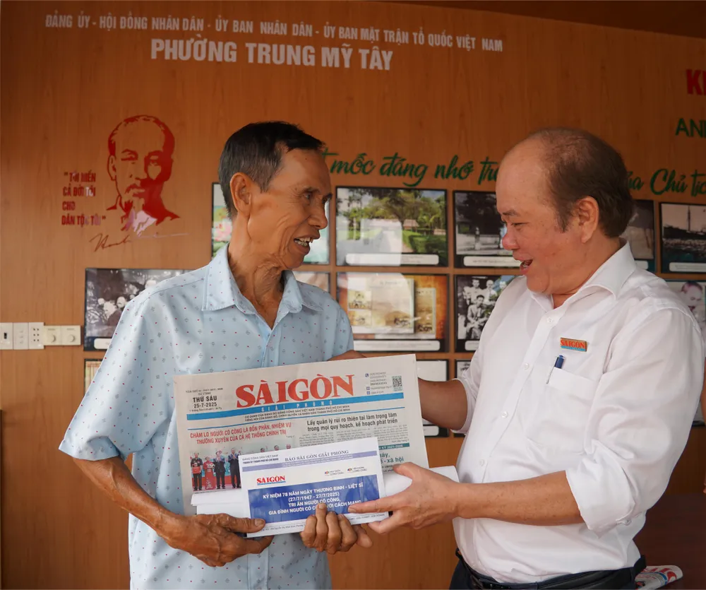 Ông Vũ Anh Tuấn - Phó Giám đốc Thường trực Trung tâm Dịch vụ Truyền thông - Sự kiện Báo Sài Gòn Giải Phóng tặng quà tri ân gia đình người có công với cách mạng tại chương trình. Ảnh: VIỆT NGA 65H06792.JPG