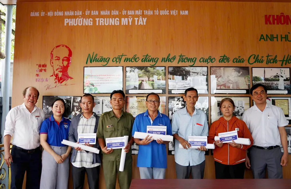 Báo Sài Gòn Giải Phóng tặng quà tri ân các gia đình người có công với cách mạng có hoàn cảnh khó khăn tại phường Trung Mỹ Tây. Ảnh: VIỆT NGA z6840255000706_6c509211f65e403d66d9b6f26c3d3da1.jpg