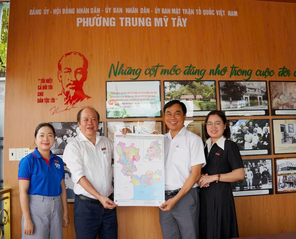 Đại diện Báo Sài Gòn Giải Phóng tặng Đảng ủy Phường Trung Mỹ Tây Bản đồ đơn vị Hành chính cấp xã của TPHCM năm 2025 . Ảnh: VIỆT NGA z6840256509274_e0ee9eb1599980cdfb0a73128944a8b0.jpg