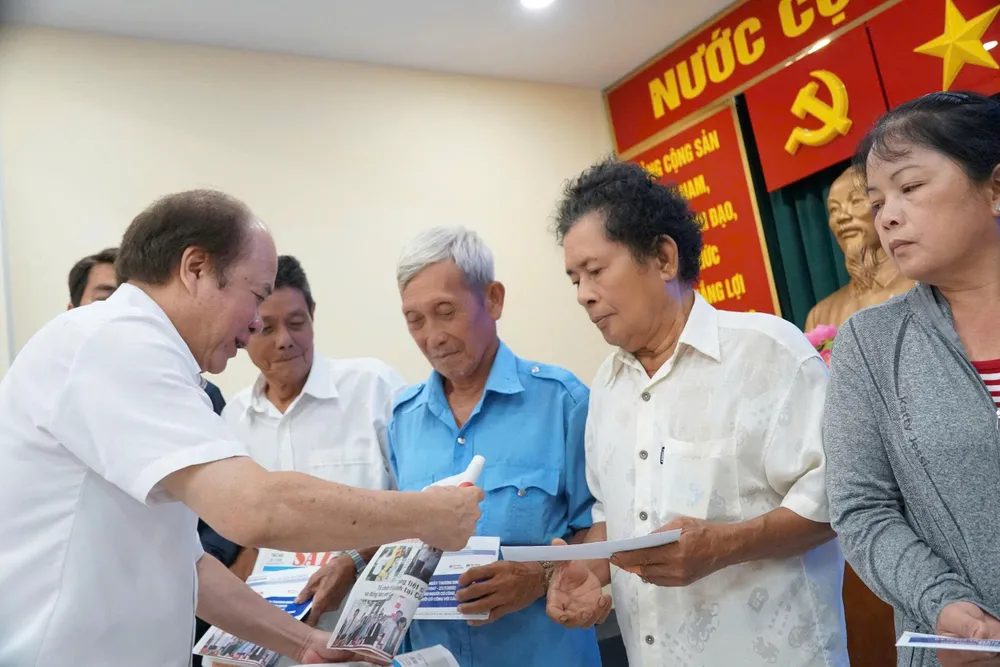 Ông Vũ Anh Tuấn, Phó Giám đốc Thường trực Trung tâm Dịch vụ Truyền thông - Sự kiện Báo Sài Gòn Giải Phóng, trao quà cho người có công với cách mạng tại xã Hưng Long. Ảnh: VIỆT NGA z6848590381236_12445fc6582171cf681430b08093a662.jpg