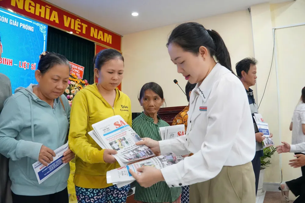 Bà Lê Thị Minh Nguyệt, Phó Giám đốc Trung tâm Dịch vụ Truyền thông - Sự kiện Báo Sài Gòn Giải Phóng, trao quà tại xã Hưng Long ngày 28-7-2025. Ảnh: VIỆT NGA z6848590417814_9883024e9dc2384051bb3e0dbb35889f.jpg