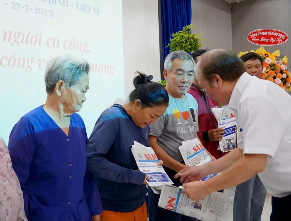 Ông Vũ Anh Tuấn, Phó Giám đốc Thường trực Trung tâm Dịch vụ Truyền thông - Sự kiện Báo Sài Gòn Giải Phóng, trao quà cho người có công với cách mạng tại xã Đông Thạnh. Ảnh: VIỆT NGA z6850220815779_5542f4f2f9035b09011cfca372121776.jpg
