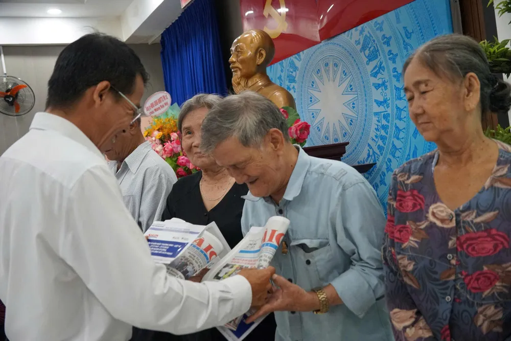 Ông Trần Việt Hùng, Chủ tịch Ủy ban MTTQ Việt Nam xã Đông Thạnh trao quà cho người có công với cách mạng tại xã Đông Thạnh . Ảnh: VIỆT NGA z6850220859385_7af98bf92dcb88593a73d62aa336ffcb.jpg