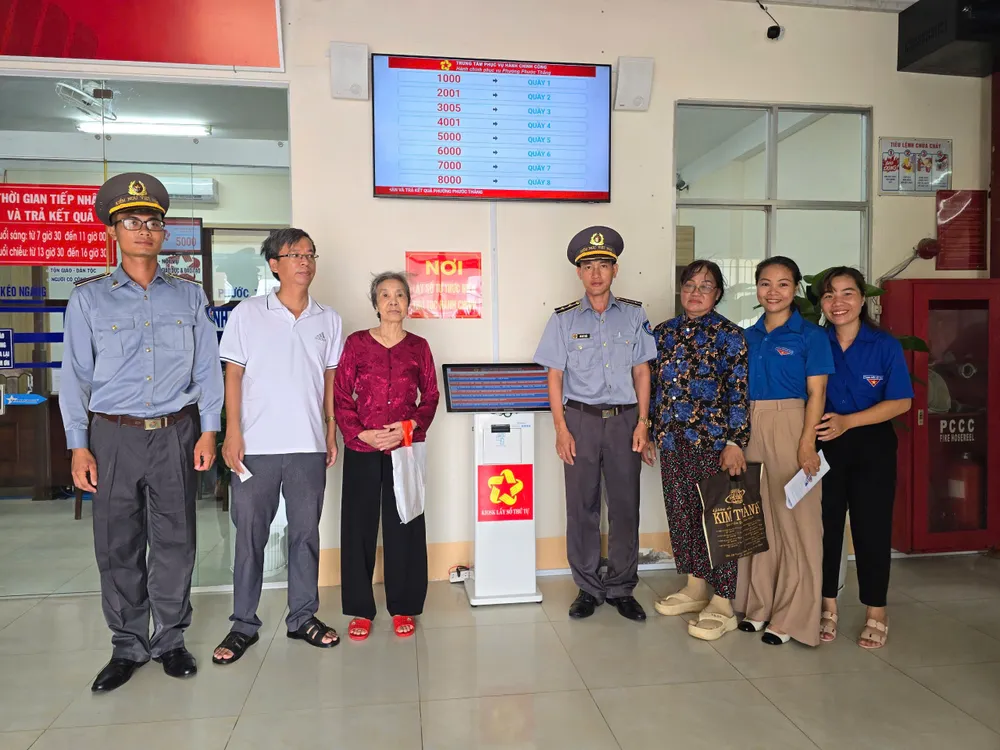 Cán bộ đoàn viên Chi đội Kiểm ngư số 2 phối hợp cùng UBND phường Phước Thắng hướng dẫn nhân dân làm thủ tục hành chính bằng số hoá. Ảnh: NGỌC CHUNG z6883221780167_17140c90b6d72ad771b8c0bbe066535b.jpg