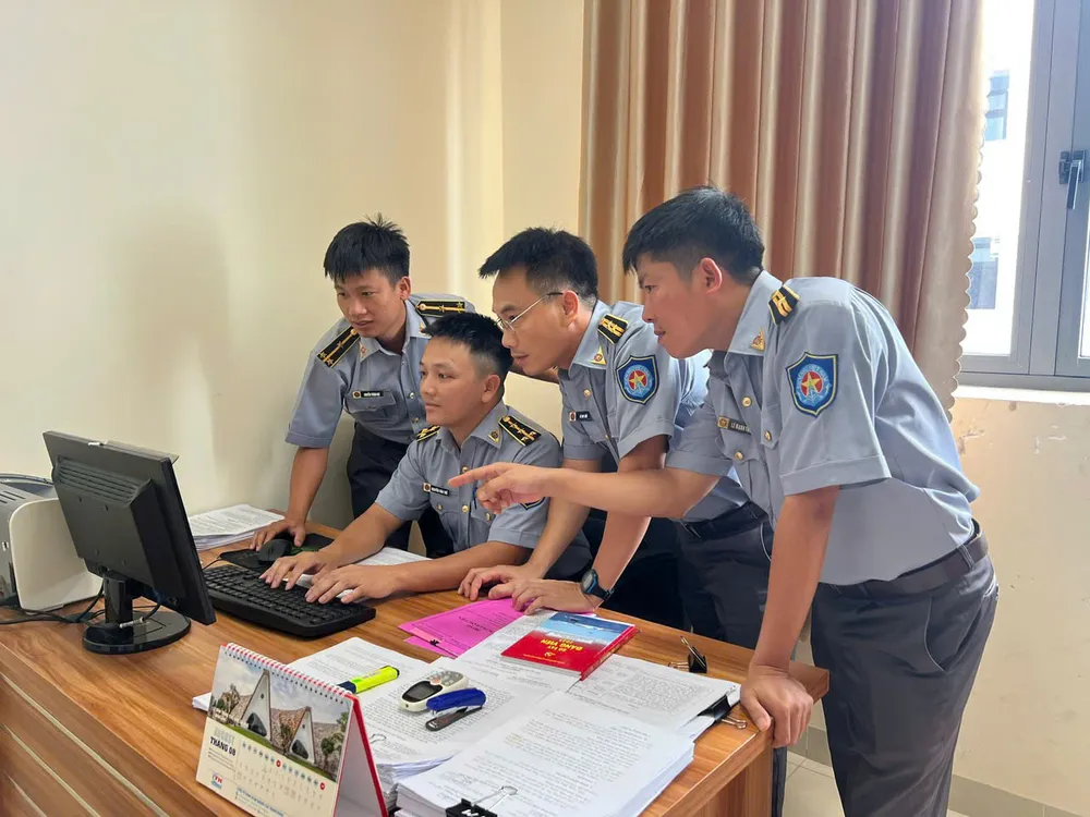 Đoàn cơ sở Chi đội Kiểm ngư số 2 tập huấn kỹ năng số cho đội ngũ cán bộ đoàn. Ảnh: NGỌC CHUNG z6883221794619_0cec3ab82eda89f59c246ddc7ea84539.jpg