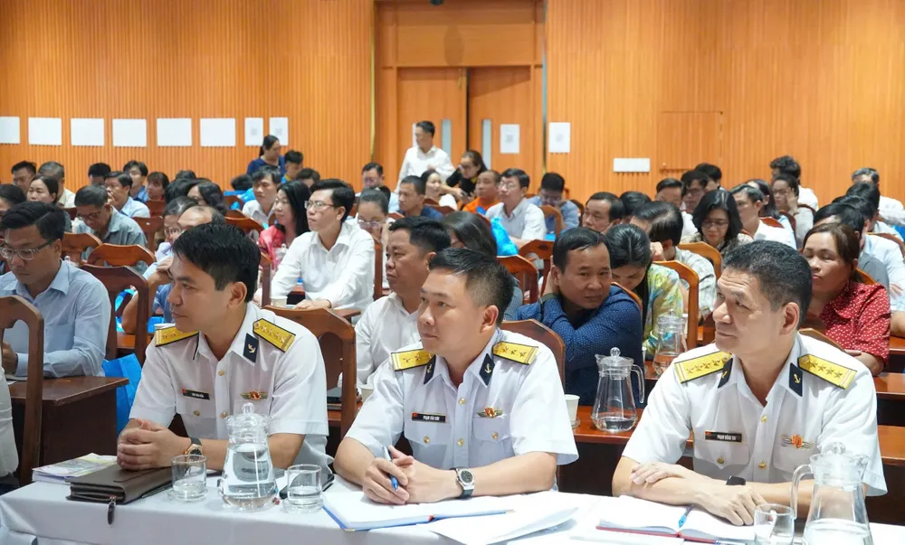 Các đại biểu tại buổi họp. Ảnh: VIỆT NGA z6973729216095_b3b4aaf334446079d0eb547990246719.jpg