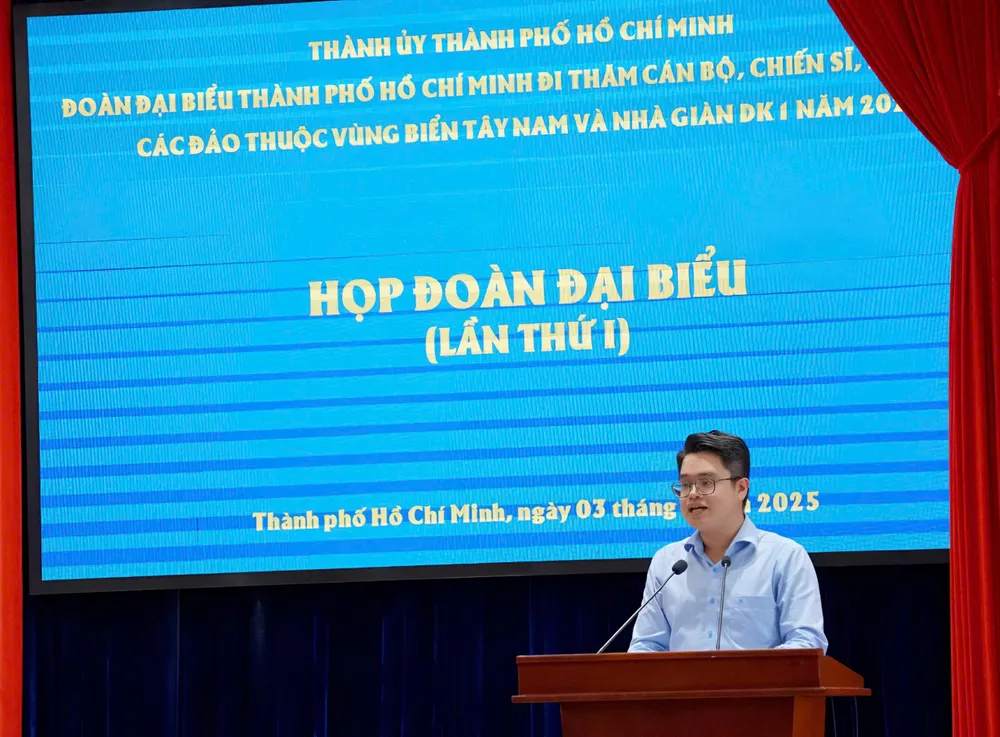 Phó Bí thư Thành Đoàn TPHCM Nguyễn Minh Sơn triển khai các nội dung hoạt động, hội thi trong chuyến công tác. Ảnh: VIỆT NGA z6973729221006_e68f23d30bc50697265cbfc722675257.jpg