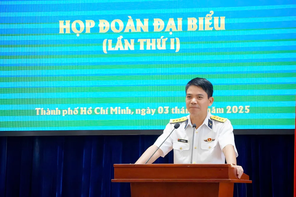 Đại diện Bộ tư lệnh Quân chủng Hải quân thông tin cụ thể thêm về những quy định đảm bảo an ninh, an toàn trong suốt chuyến công tác. Ảnh: VIỆT NGA z6973729246020_73aa2aff8bcfa5d04de2c94f8c6e5345.jpg