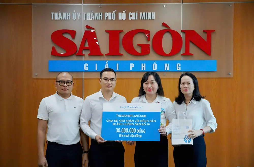 Bà Bùi Thị Hồng Sương, Phó Tổng Biên tập Báo Sài Gòn Giải Phóng tiếp nhận 30 triệu đồng Ảnh: VIỆT NGA Tặng quà 3 VIETNGA .JPEG.jpg