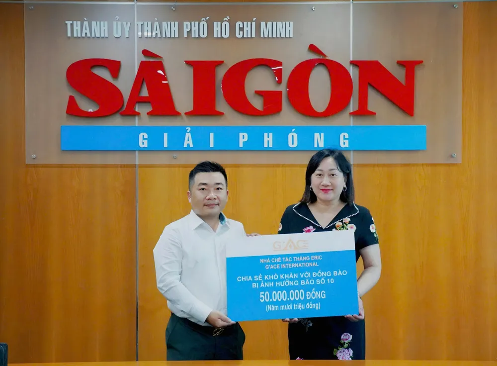Phó Tổng Biên tập Báo Sài Gòn Giải Phóng Bùi Thị Hồng Sương tiếp nhận bảng trao 50 triệu đồng từ Nhà chế tác Thắng Eric. Ảnh: VIỆT NGA Bà Bùi Thị Hồng Sương - Phó Tổng Biên tập Báo Sài Gòn Giải Phóng tiếp nhận bảng trao 50 triệu từ Nhà chế tác Thắng Eric Vietnga.JPEG.jpg