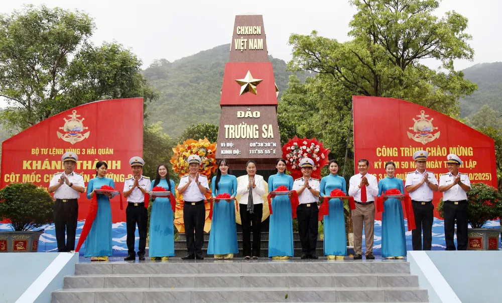 Thủ trưởng Bộ Tư lệnh Vùng 3 hải quân và các đại biểu cắt băng khánh thành công trình z7151703240922_a1976f4b4cee4e6633b5b5338e116b64.jpg