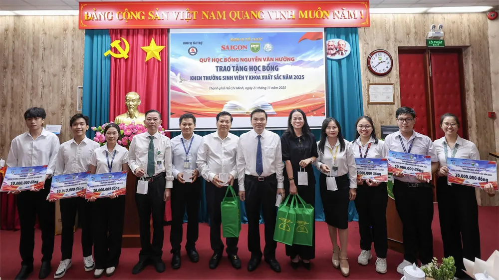 Ban tổ chức trao học bổng khen thưởng sinh viên y khoa xuất sắc trường Đại học Y khoa Phạm Ngọc Thạch và Trường Đại học Y Dược TPHCM