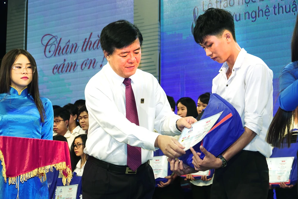 Ý chí vươn lên của các bạn trẻ đã thôi thúc chúng tôi hành động! ảnh 1 Ý chí vươn lên của các bạn trẻ đã thôi thúc chúng tôi hành động! ảnh 1