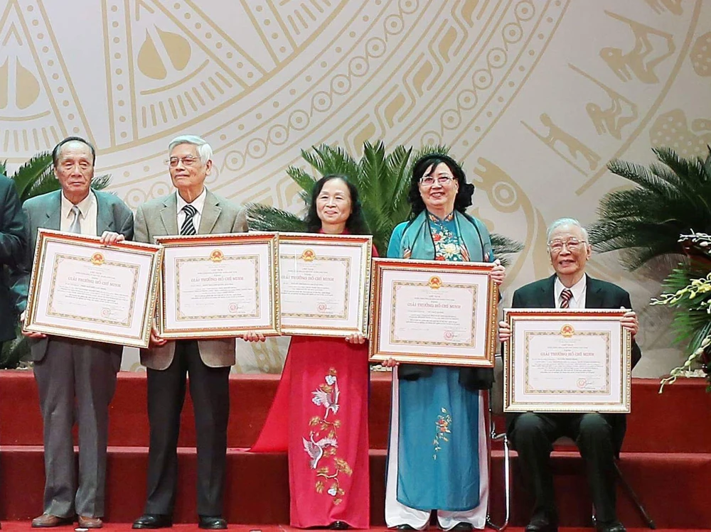 Gỡ vướng mắc trong xét tặng giải thưởng văn học - nghệ thuật ảnh 1 Gỡ vướng mắc trong xét tặng giải thưởng văn học - nghệ thuật ảnh 1
