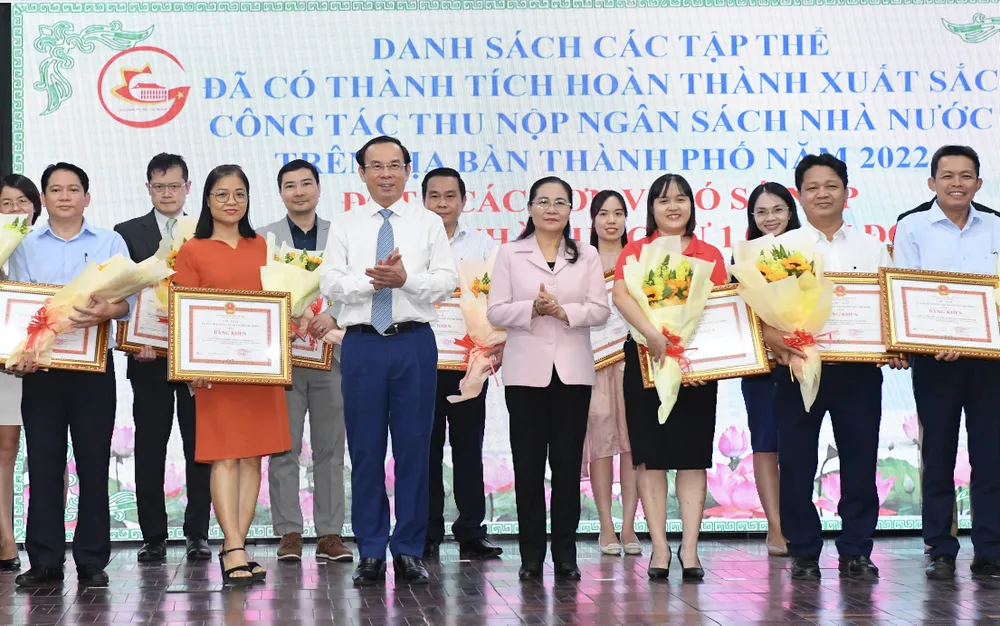 Bí thư Thành ủy TPHCM Nguyễn Văn Nên và Chủ tịch HĐND TPHCM Nguyễn Thị Lệ tặng bằng khen cho các tập thể có thành tích xuất sắc trong công tác thu nộp ngân sách. Ảnh: VIỆT DŨNG Bí thư Thành ủy TPHCM Nguyễn Văn Nên và Chủ tịch HĐND TPHCM Nguyễn Thị Lệ tặng bằng khen cho các tập thể có thành tích xuất sắc trong công tác thu nộp ngân sách. Ảnh: VIỆT DŨNG