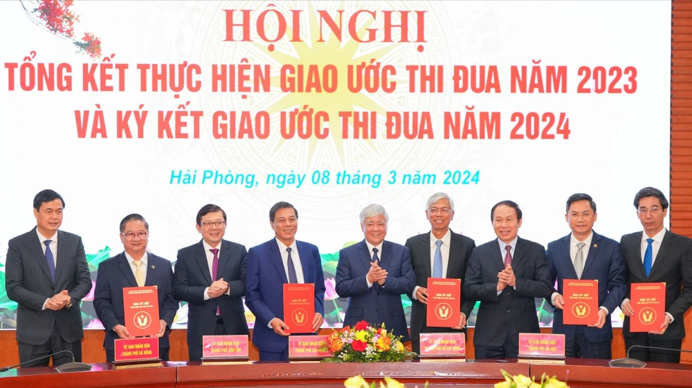 Lãnh đạo 5 thành phố trực thuộc Trung ương ký kết giao ước thi đua. Ảnh: https://haiphong.gov.vn