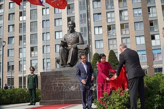 越南共产党中央总书记苏林夫人吴芳璃出席胡志明广场揭幕仪式。