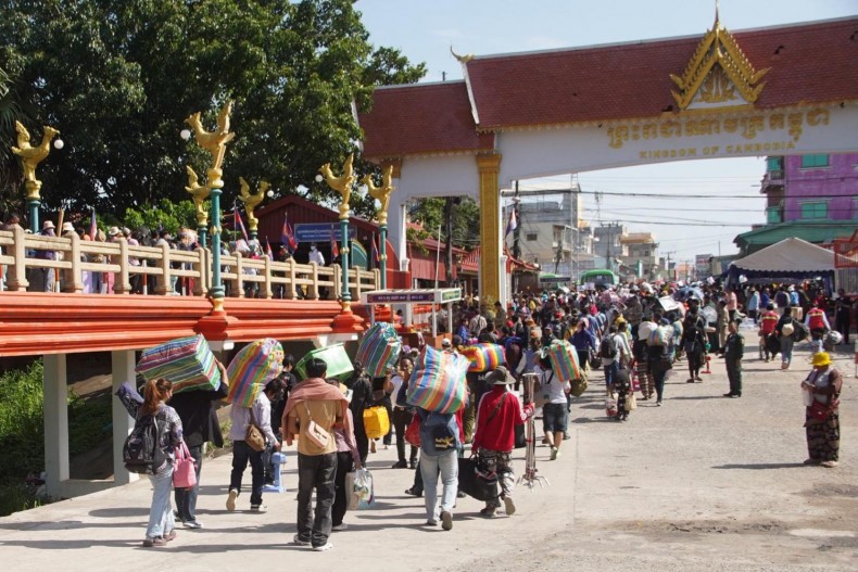 柬埔寨人过泰国尖竹汶府蓬南隆县边境口岸。 