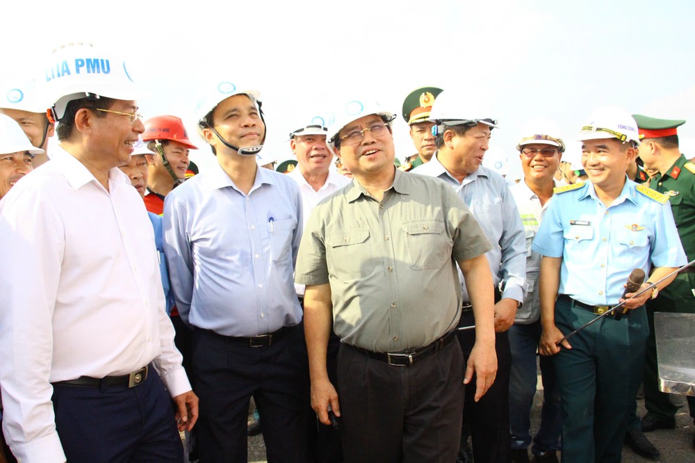 政府总理范明政检查隆城机场进度。