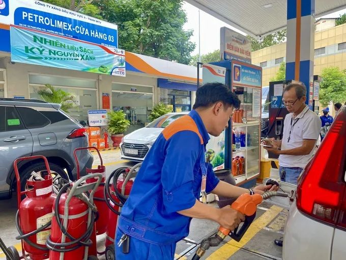 市民在滨城坊范鸿泰街Petrolimex加油站加注E10汽油。 