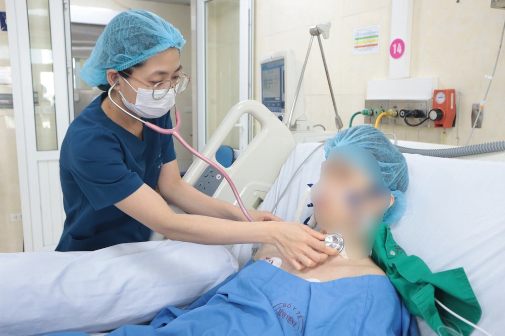 医生正在为突发心脏骤停的男病人进行检查。 