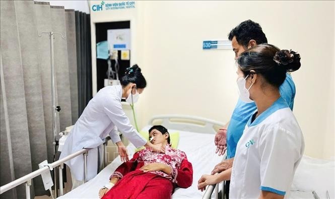 City国际医院医生在柬埔寨患儿出院前进行检查。 