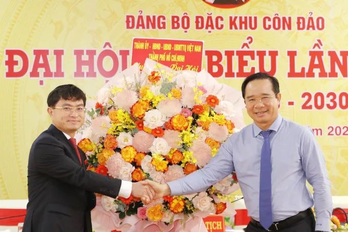 阮文得主席向大会赠花祝贺。 