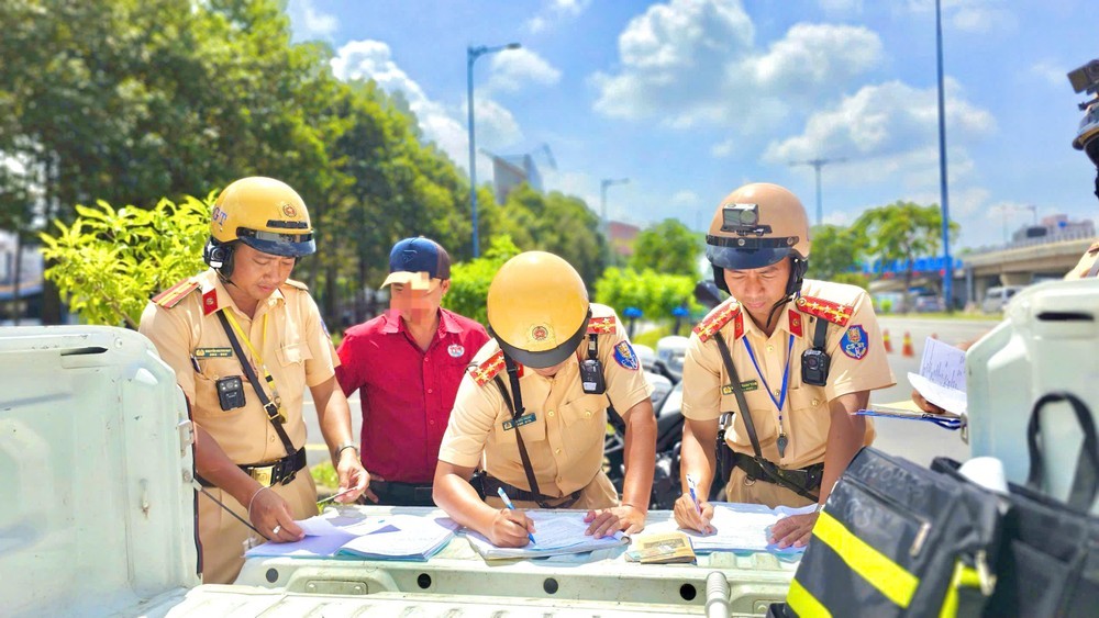 交警在处罚违反交规者。