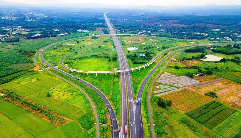 胡志明市-隆城-油曳高速公路的一个交通枢纽。