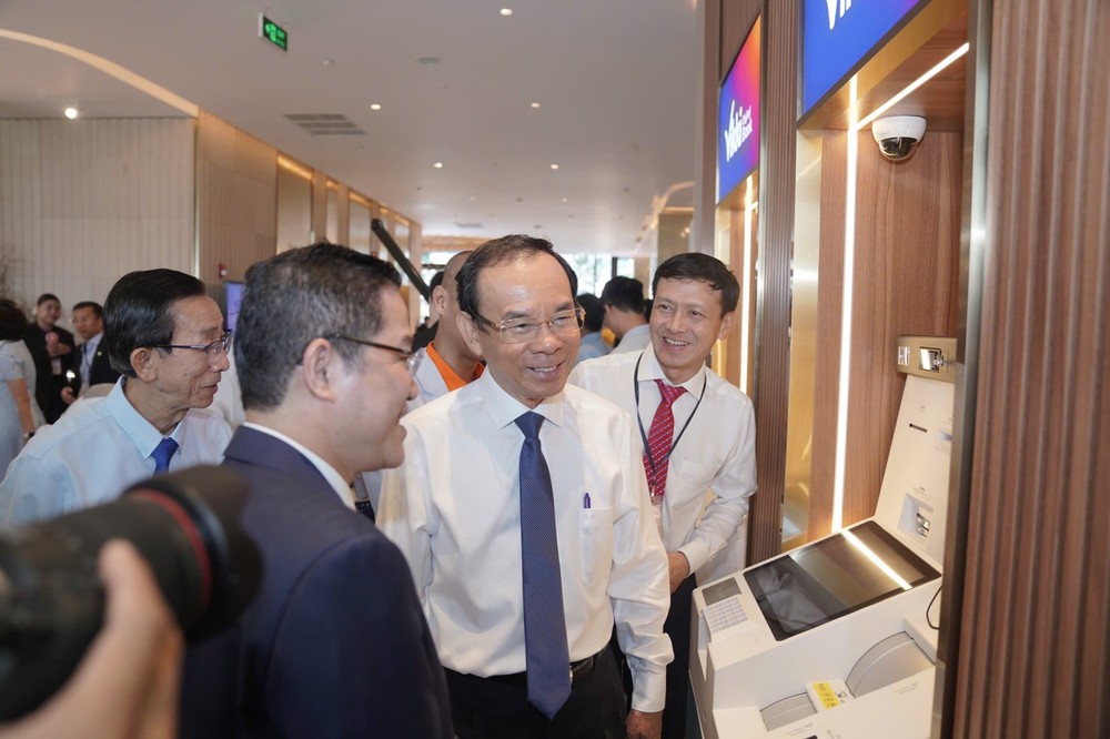 胡志明市市委书记阮文年参观西贡滨海大厦。 