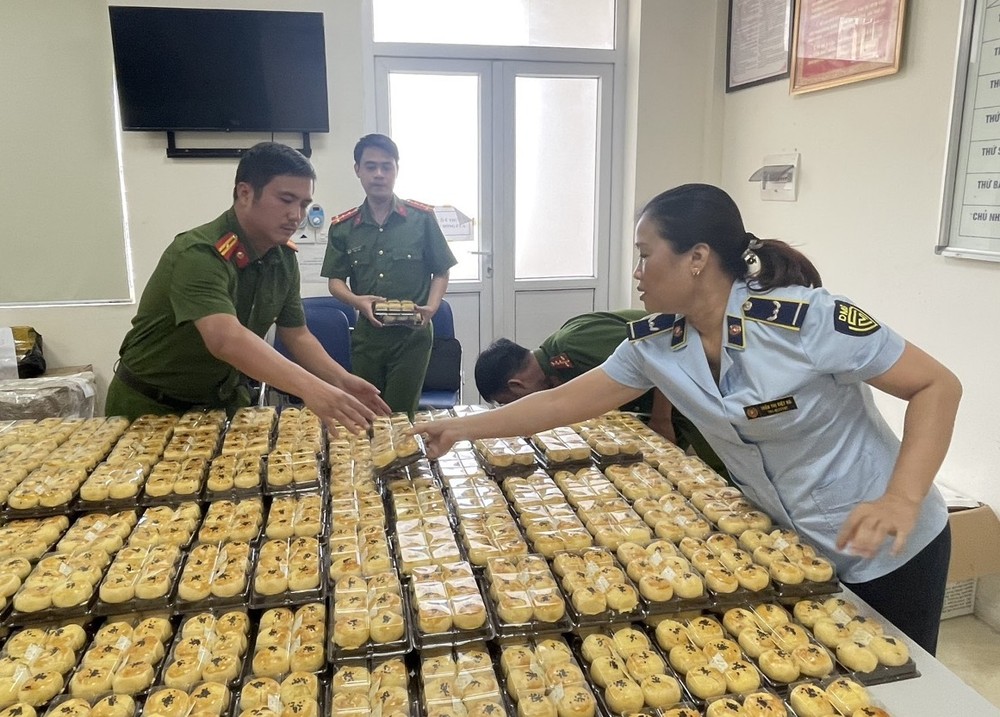 职能机关查获多种来源不明的月饼。 