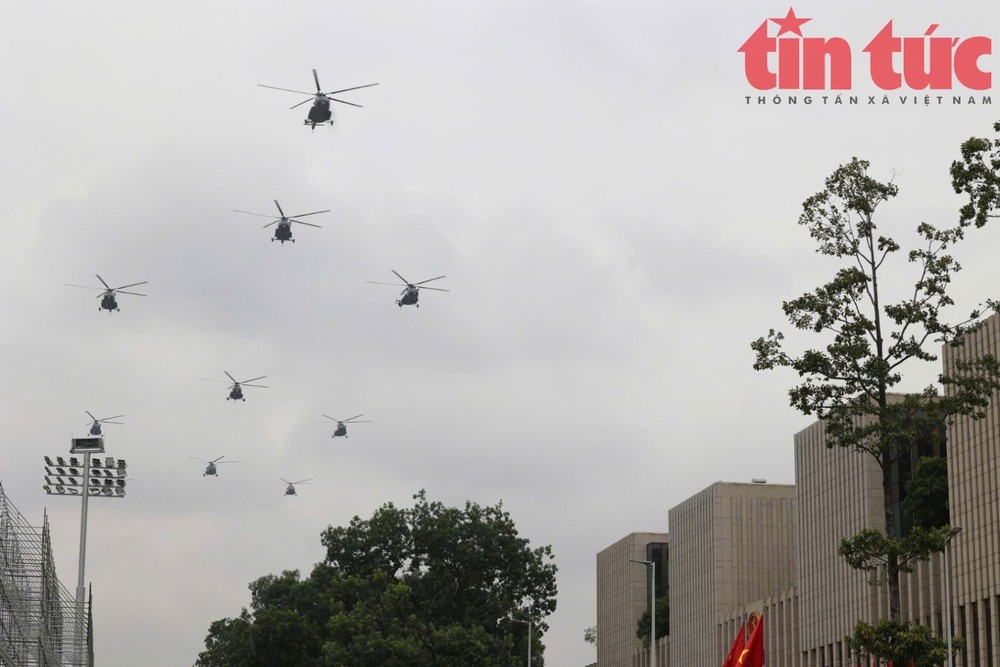 飞机飞越巴亭广场。 