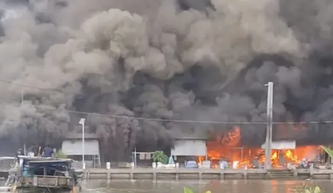 青松乡街市区域目前正在猛烈起火。图：CTV