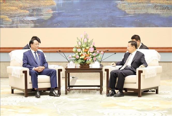 8月22日，越南党中央委员、国会副主席、越中友好议员小组主席陈光方上将会见四川省委书记、省人大常委会主任王晓晖。 