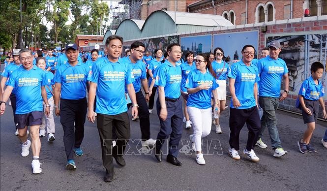 庆祝越南外交80周年“友谊步行”活动。