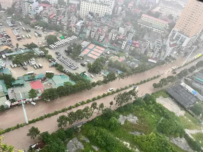 8月26日上午，河内多地出现严重水淹，致交通瘫痪。