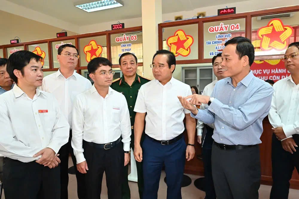 胡志明市市委书记陈留光与工作团视察崑崙岛特区公共行政服务中心的活动情况。