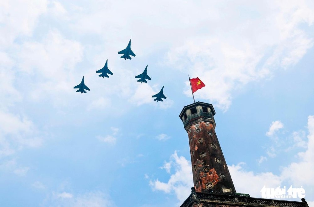 5架苏-30MK2战斗机编队飞越河内旗杆 - 图：阮庆