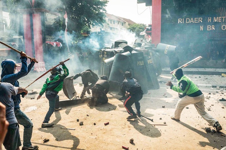 8月29日，在雅加达警察机动部队总部外，示威群众与警方爆发暴力冲突，抗议警方的镇暴车28日晚上碾死一名私召电单车骑士。