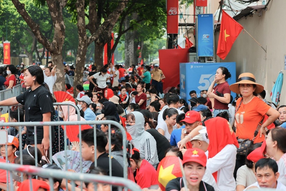 民众早早在路旁等候观看阅兵式。