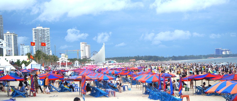 8月31日下午，游客在胡志明市头顿坊后滩游玩。