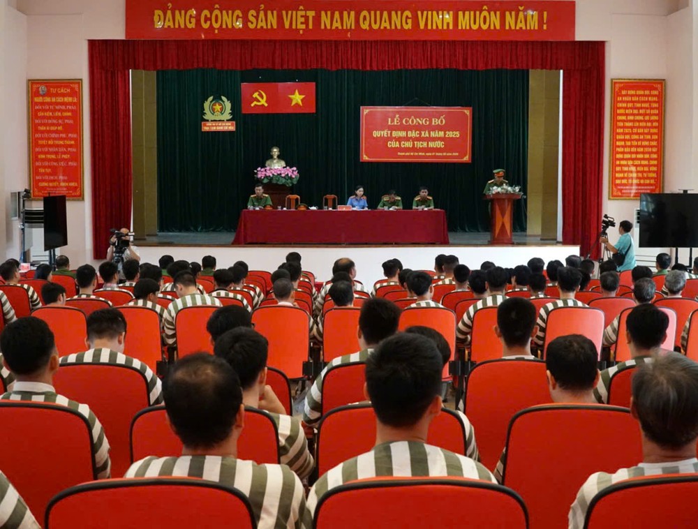 志和监狱副监狱长邓青宇上校公布特赦《决定》。