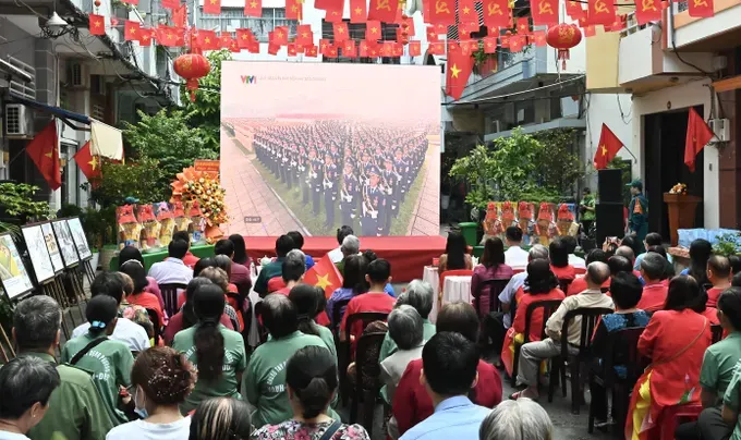 盛会举行前，代表与民众一同观看八月革命和“九·二”国庆80周年庆典、阅兵和游行活动的电视直播。