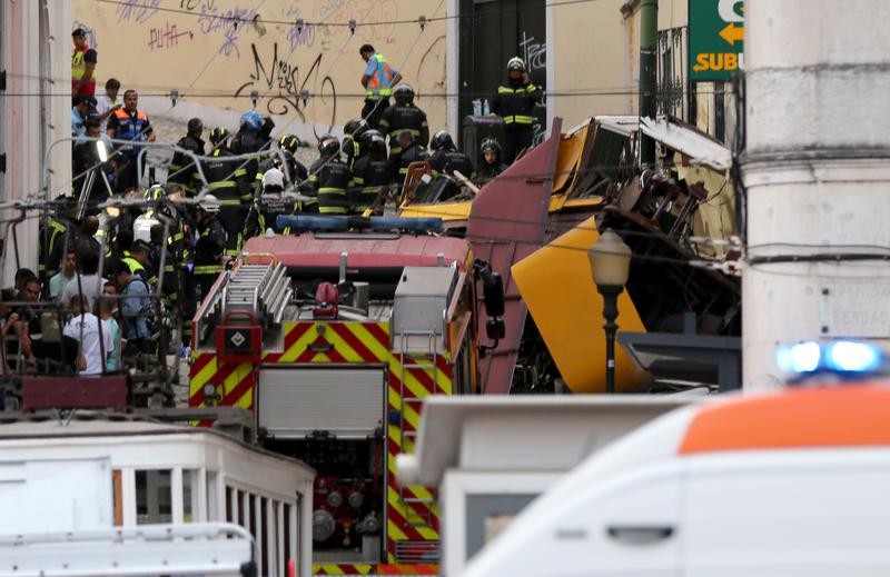 警察和消防员正在进行救援。